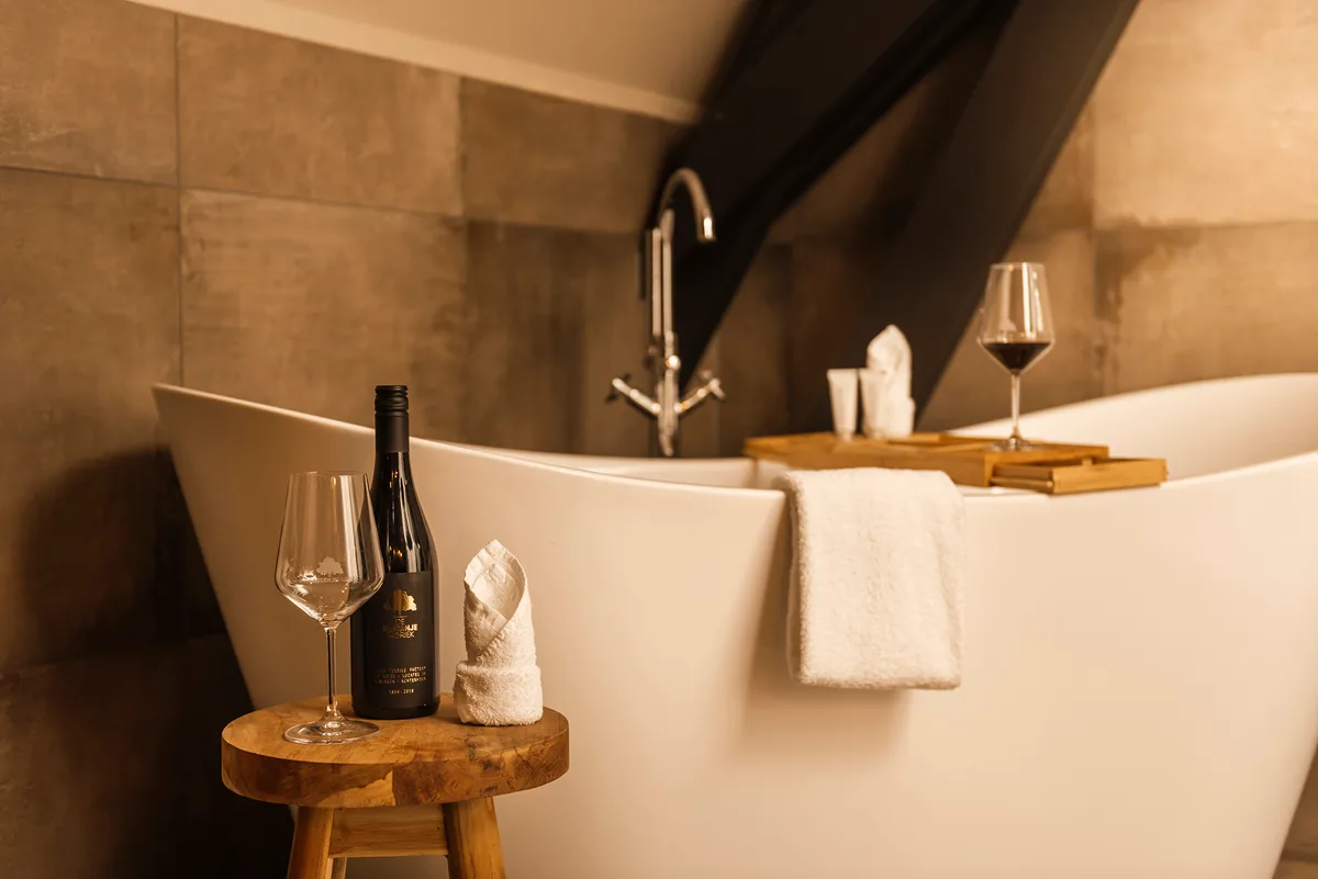 Eine freistehende Badewanne in der Suite