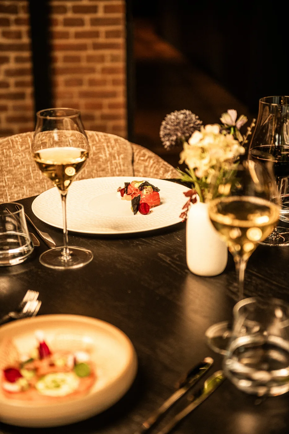 Ein Glas Wein und ein Gericht am Tisch