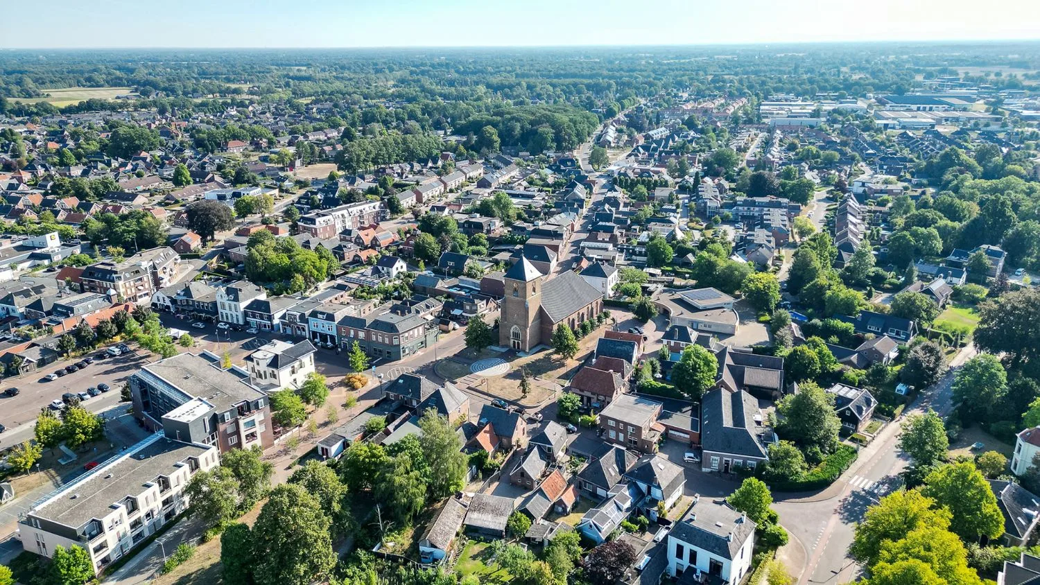 Im Dorf: Grote Kerk, Huize De Kamp und der Dienstagsmarkt