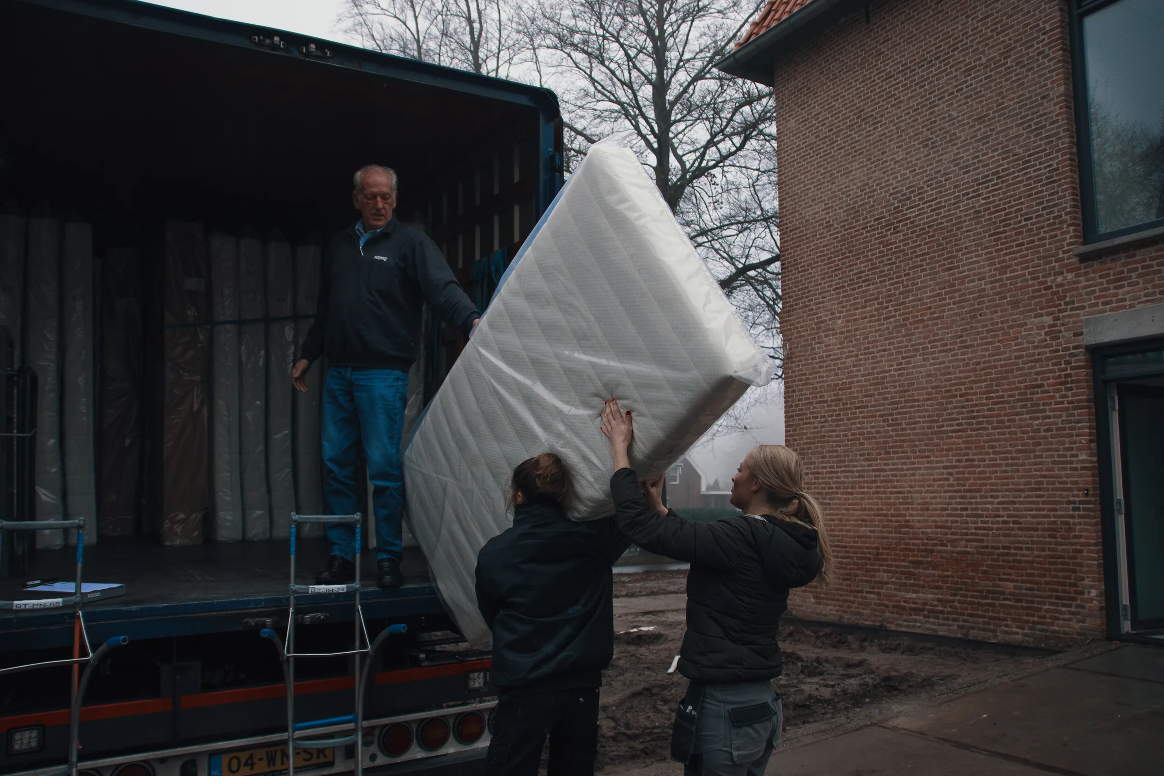 Winter 2018: Die ersten Betten werden hineingetragen