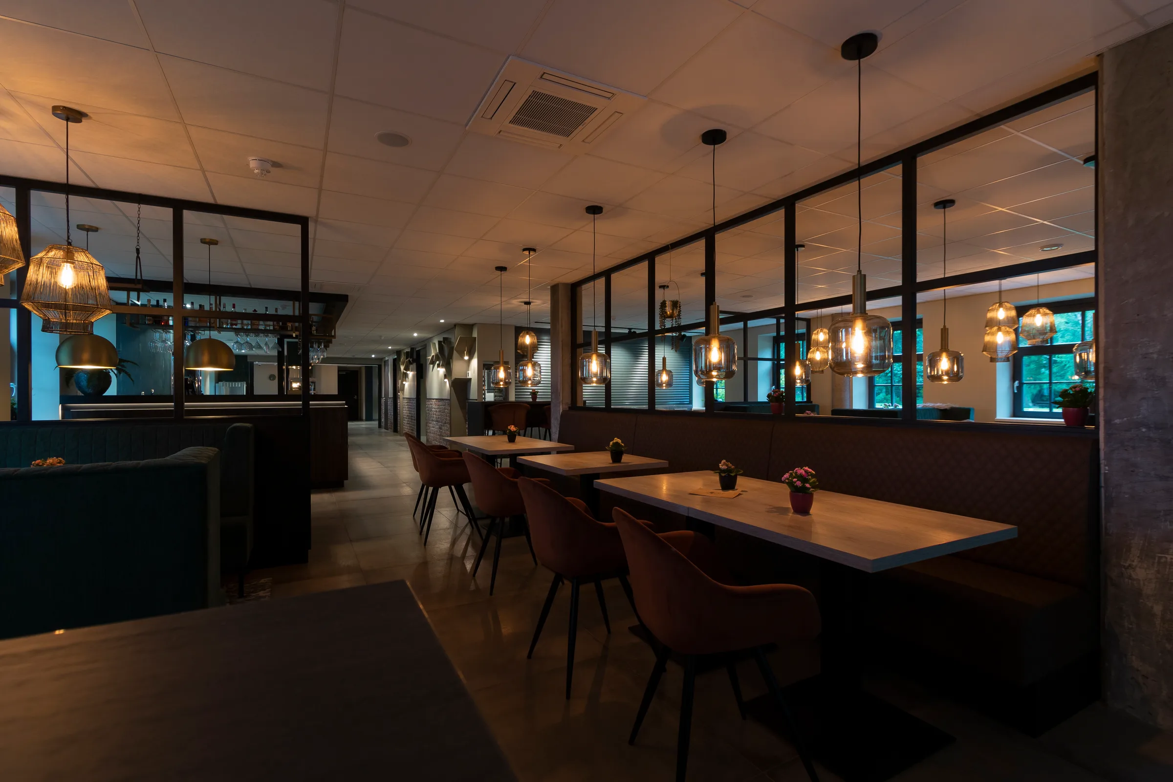 Die lange Bar mit dem Kastanienbaum im Holz