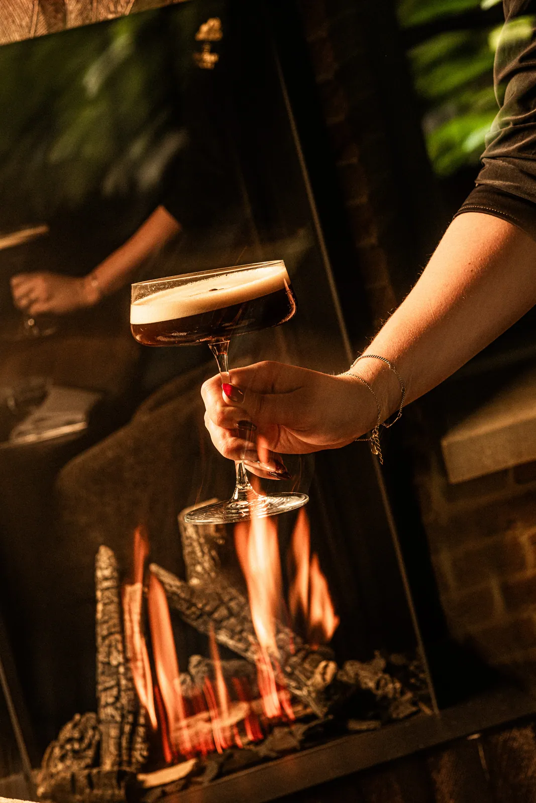 Ein Espresso Martini am Kaminfeuer